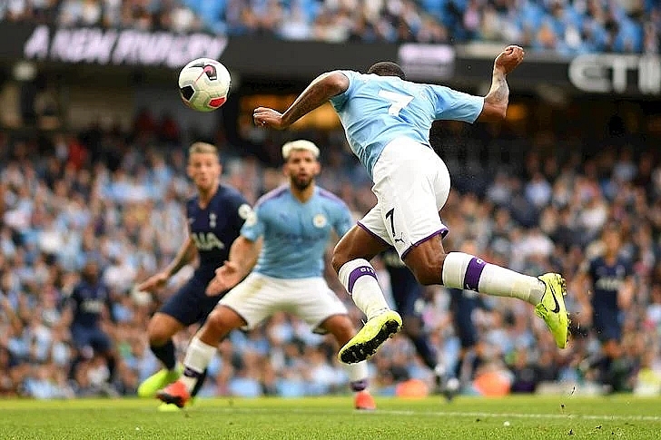 Man City (xanh - trắng) đang thể hiện phong độ hủy diệt ở NHA Man City (xanh - trắng) đang thể hiện phong độ hủy diệt ở NHA