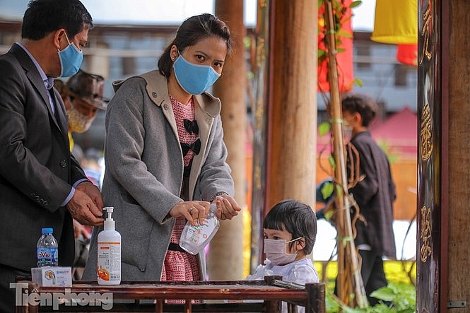 Ông đồ đeo khẩu trang cho chữ Tết Tân Sửu