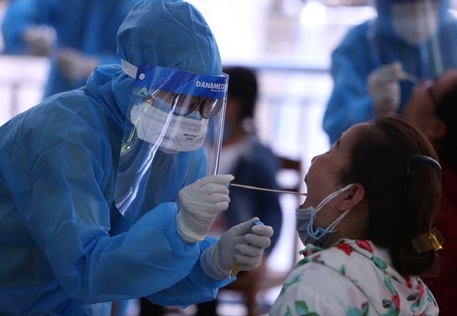 Nhân viên y tế lấy mẫu xét nghiệm COVID-19 . ( Ảnh: TL) Nhân viên y tế lấy mẫu xét nghiệm COVID-19 . ( Ảnh: TL)