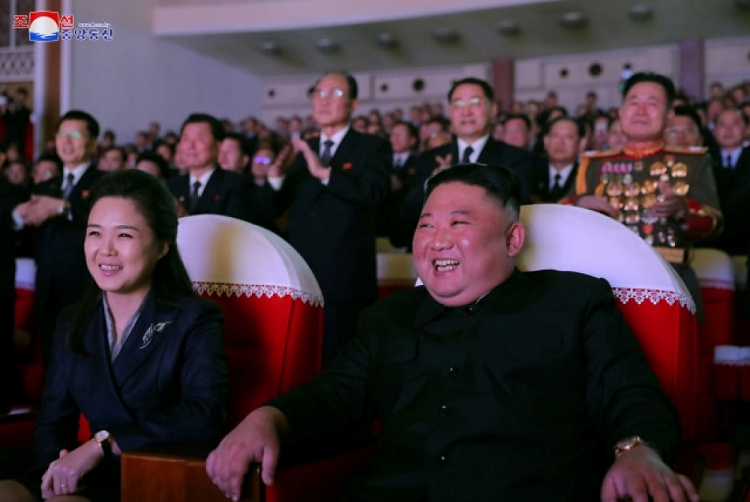 Phu nhân ông Kim Jong-un lần đầu tái xuất sau hơn 1 năm Phu nhân ông Kim Jong-un lần đầu tái xuất sau hơn 1 năm