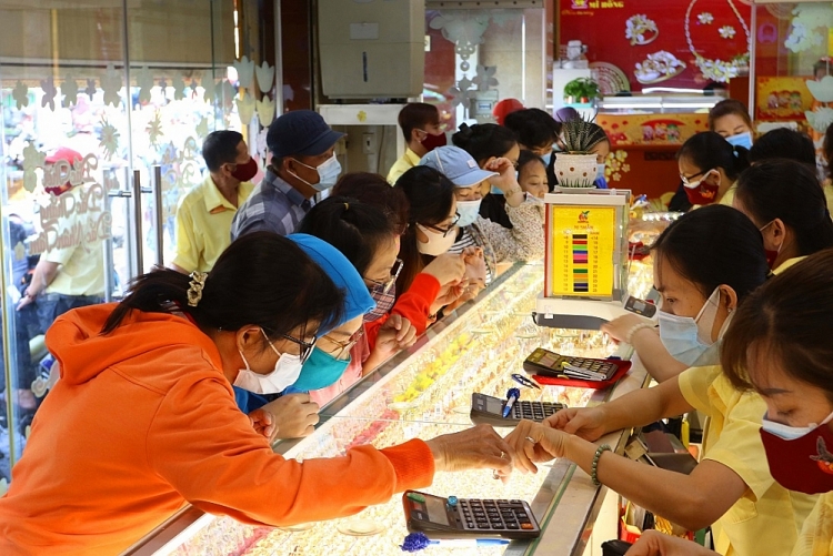Cận ngày vía Thần Tài, người dân đeo khẩu trang đi mua vàng sớm Cận ngày vía Thần Tài, người dân đeo khẩu trang đi mua vàng sớm