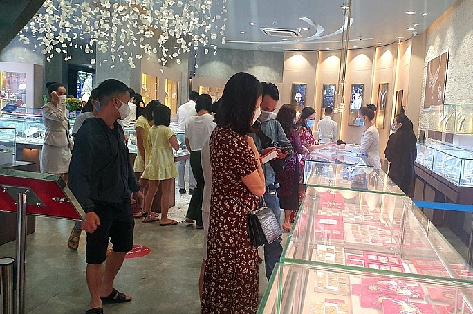 Cận ngày vía Thần Tài, người dân đeo khẩu trang đi mua vàng sớm Cận ngày vía Thần Tài, người dân đeo khẩu trang đi mua vàng sớm