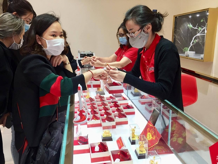 Cận ngày vía Thần Tài, người dân đeo khẩu trang đi mua vàng sớm Cận ngày vía Thần Tài, người dân đeo khẩu trang đi mua vàng sớm