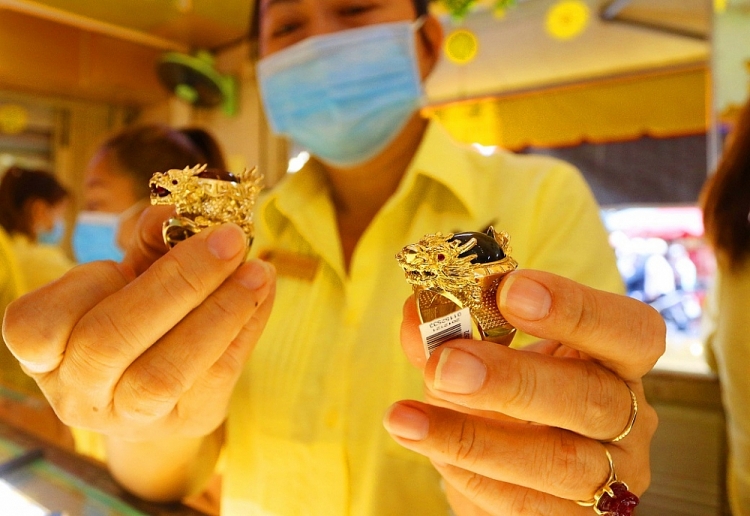 Cận ngày vía Thần Tài, người dân đổ xô đi mua vàng sớm Cận ngày vía Thần Tài, người dân đổ xô đi mua vàng sớm