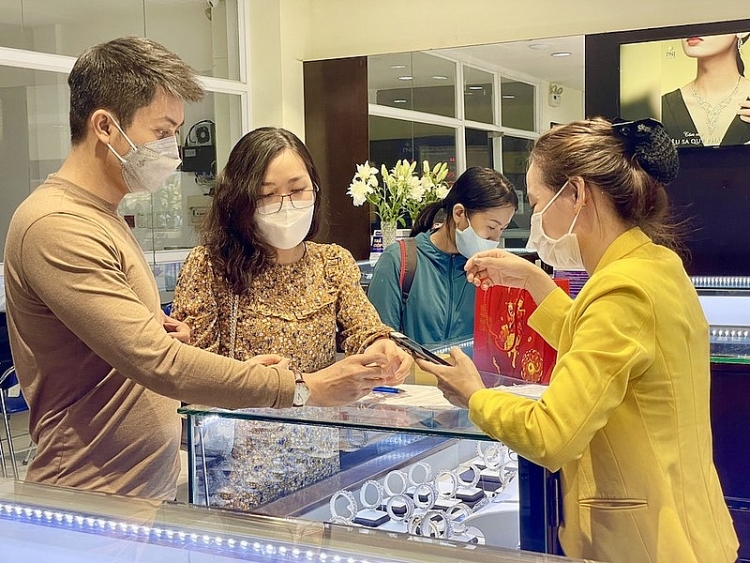 Cận ngày vía Thần Tài, người dân đổ xô đi mua vàng sớm Cận ngày vía Thần Tài, người dân đổ xô đi mua vàng sớm