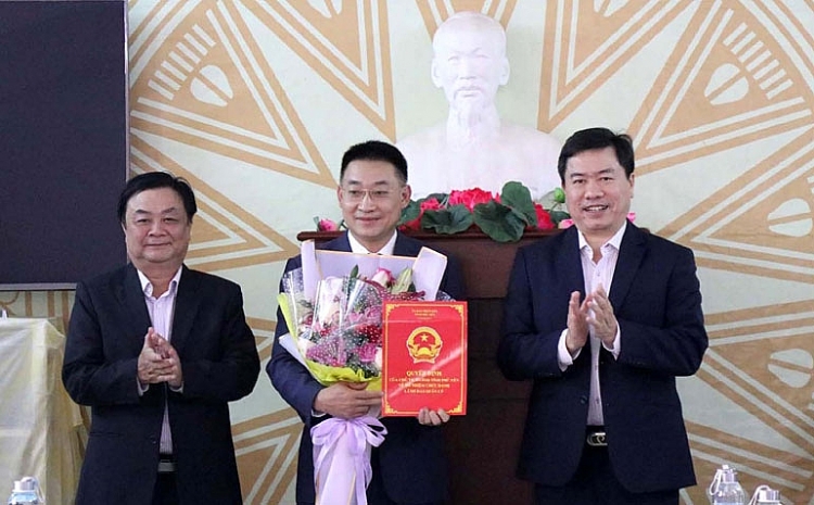 Chủ tịch UBND tỉnh Trần Hữu Thế và Thứ trưởng Bộ NN-PTNT Lê Minh Hoan trao quyết định, tặng hoa chúc mừng ông Lữ Ngọc Lâm (Ảnh: Báo Phú Yên) Chủ tịch UBND tỉnh Trần Hữu Thế và Thứ trưởng Bộ NN-PTNT Lê Minh Hoan trao quyết định, tặng hoa chúc mừng ông Lữ Ngọc Lâm (Ảnh: Báo Phú Yên)