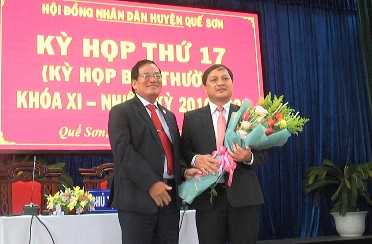 Ông Lê Tấn Trung - Chủ tịch HĐND huyện Quế Sơn tặng hoa chúc mừng ông Nguyễn Phước Sơn (Ảnh: Báo Quảng Nam) Ông Lê Tấn Trung - Chủ tịch HĐND huyện Quế Sơn tặng hoa chúc mừng ông Nguyễn Phước Sơn (Ảnh: Báo Quảng Nam)