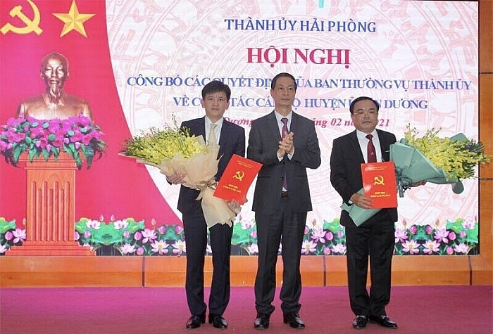 Ông Nguyễn Trường Sơn và ông Phạm Việt Hùng nhận quyết định (Ảnh: Báo Giao thông) Ông Nguyễn Trường Sơn và ông Phạm Việt Hùng nhận quyết định (Ảnh: Báo Giao thông)