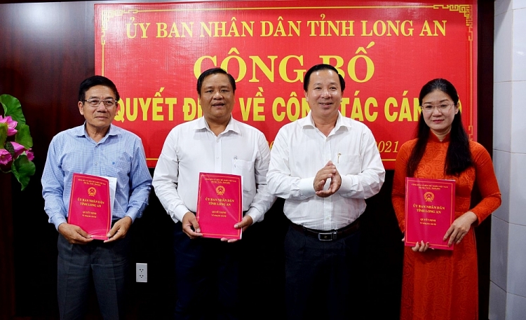 Chủ tịch UBND tỉnh Nguyễn Văn Út trao quyết định cho các cán bộ (Ảnh: Báo Long An) Chủ tịch UBND tỉnh Nguyễn Văn Út trao quyết định cho các cán bộ (Ảnh: Báo Long An)