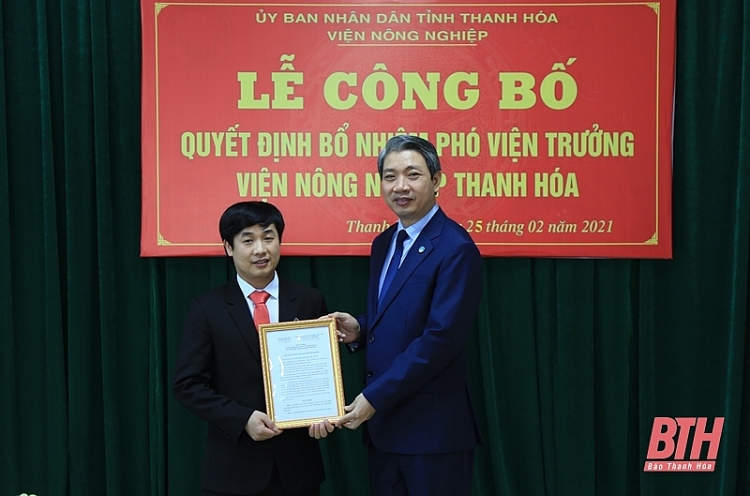 Ông Hoàng Vũ Thảo nhận quyết định bổ nhiệm (Ảnh: Báo Thanh Hóa) Ông Hoàng Vũ Thảo nhận quyết định bổ nhiệm (Ảnh: Báo Thanh Hóa)