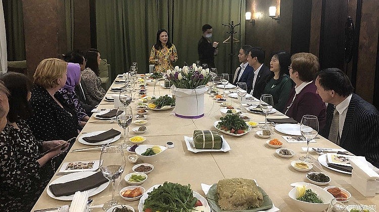 Đông đảo khách mời tới tham dự Ngày Ẩm thực Việt Nam tại trung tâm thủ đô Nur-Sultan Đông đảo khách mời tới tham dự Ngày Ẩm thực Việt Nam tại trung tâm thủ đô Nur-Sultan