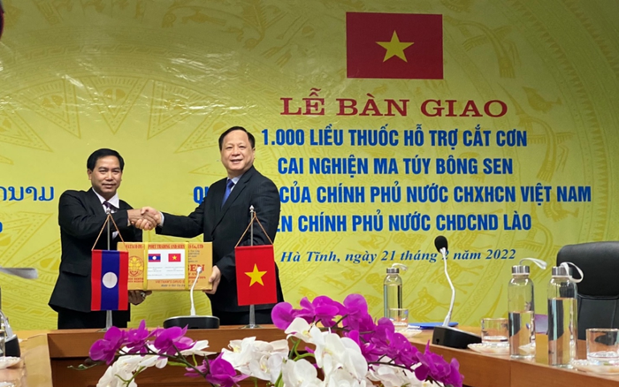 Đại diện Chính phủ Việt Nam trao tặng thuốc cho đại diện Chính phủ Lào Đại diện Chính phủ Việt Nam trao tặng thuốc cho đại diện Chính phủ Lào