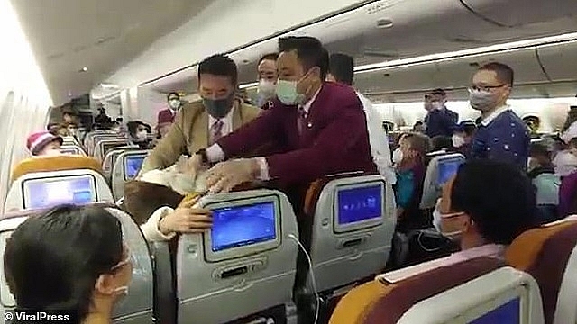 Chờ kiểm dịch COVID-19 quá lâu, khách Trung Quốc ho vào mặt tiếp viên hàng không cho kiem dich covid 19 qua lau khach trung quoc ho vao mat tiep vien hang khong