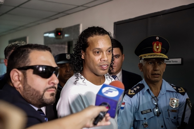 Ronaldinho đối mặt án tù ở Paraguay: Do xui xẻo hay bị gài bẫy? ronaldinho doi mat an tu o paraguay do xui xeo hay bi gai bay
