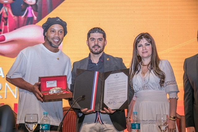 Ronaldinho đối mặt án tù ở Paraguay: Do xui xẻo hay bị gài bẫy? ronaldinho doi mat an tu o paraguay do xui xeo hay bi gai bay