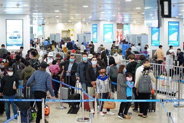 Gần 2.400 người từ vùng dịch COVID-19 về nước qua sân bay Nội Bài ngày 22/3 gan 2400 nguoi tu vung dich covid 19 ve nuoc qua san bay noi bai ngay 223