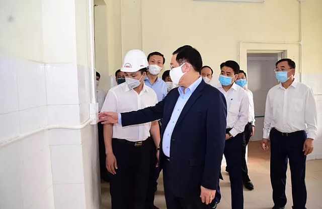 bi thu vuong dinh hue truc tiep kiem tra viec cai tao benh vien da chien