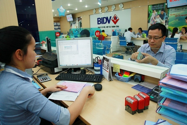 Bắt đầu miễn, giảm phí dịch vụ ngân hàng từ ngày 25/3 bat dau mien giam phi dich vu ngan hang tu ngay 253