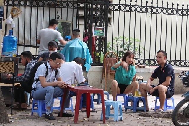 Hà Nội: Nhiều hàng quán chưa thực hiện nghiêm lệnh đóng cửa phòng COVID-19 ha noi nhieu hang quan chua thuc hien nghiem lenh dong cua phong covid 19