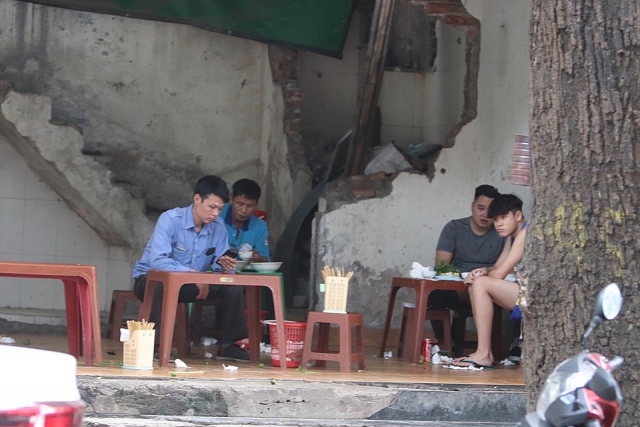 Hà Nội: Nhiều hàng quán chưa thực hiện nghiêm lệnh đóng cửa phòng COVID-19 ha noi nhieu hang quan chua thuc hien nghiem lenh dong cua phong covid 19