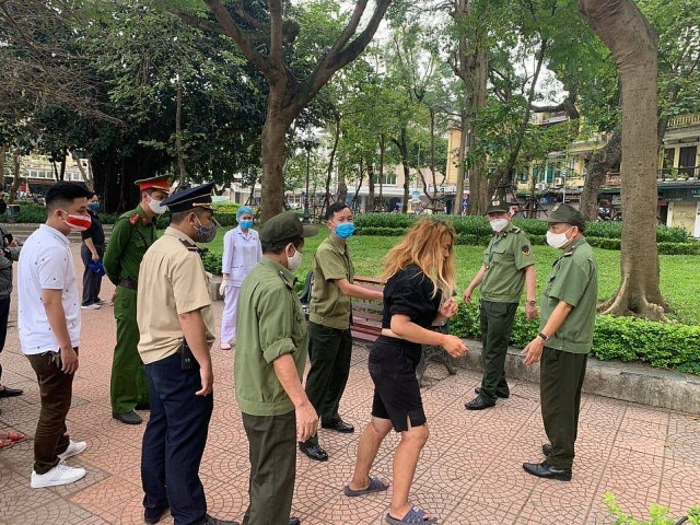 Hà Nội: Nhiều hàng quán chưa thực hiện nghiêm lệnh đóng cửa phòng COVID-19 ha noi nhieu hang quan chua thuc hien nghiem lenh dong cua phong covid 19
