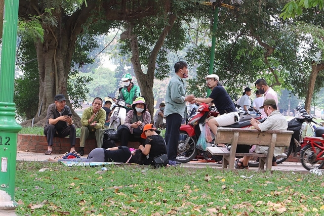 Hà Nội: Nhiều hàng quán chưa thực hiện nghiêm lệnh đóng cửa phòng COVID-19 ha noi nhieu hang quan chua thuc hien nghiem lenh dong cua phong covid 19