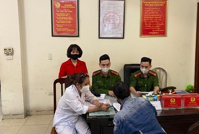 Hà Nội ghi nhận trường hợp đầu tiên bị xử phạt vì không đeo khẩu trang ha noi ghi nhan truong hop dau tien bi xu phat vi khong deo khau trang