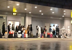 vietnam airlines cho 100 cong dan anh ve nuoc don gan 100 nguoi viet hoi huong
