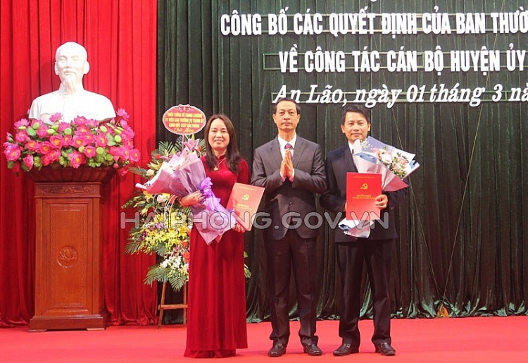 Ông Nguyễn Cao Lân và bà Ngô Thị Thanh Thủy nhận quyết định (Ảnh: Báo Hải Phòng) Ông Nguyễn Cao Lân và bà Ngô Thị Thanh Thủy nhận quyết định (Ảnh: Báo Hải Phòng)