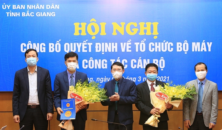 Lãnh đạo tỉnh Bắc Giang tặng hoa, chúc mừng các cán bộ được điều động, bổ nhiệm (Ảnh: Báo Bắc Giang) Lãnh đạo tỉnh Bắc Giang tặng hoa, chúc mừng các cán bộ được điều động, bổ nhiệm (Ảnh: Báo Bắc Giang)