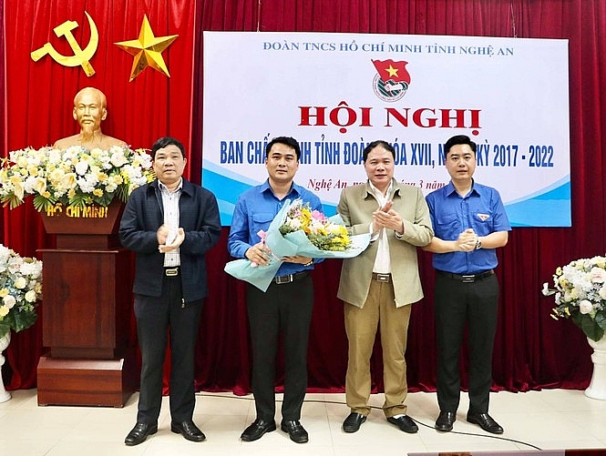 Ông Thái Minh Sỹ (thứ 2 từ trái sang) được bầu làm Phó Bí thư Tỉnh đoàn Nghệ An Ông Thái Minh Sỹ (thứ 2 từ trái sang) được bầu làm Phó Bí thư Tỉnh đoàn Nghệ An