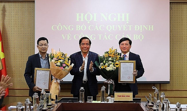 Phó Trưởng Ban Thường trực Ban Tổ chức Trung ương Nguyễn Thanh Bình trao quyết định cho 2 cán bộ (Ảnh: Tạp chí Xây dựng Đảng) Phó Trưởng Ban Thường trực Ban Tổ chức Trung ương Nguyễn Thanh Bình trao quyết định cho 2 cán bộ (Ảnh: Tạp chí Xây dựng Đảng)
