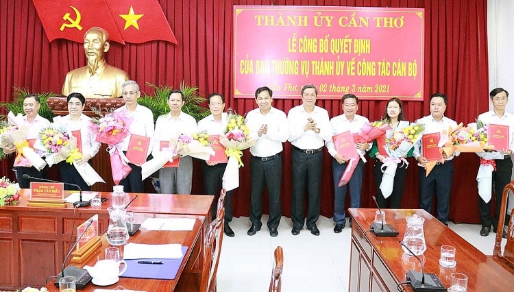 Bí thư Thành uỷ Cần Thơ Lê Quang Mạnh trao quyết định và tặng hoa cho các cán bộ (Ảnh: Vietnamnet)