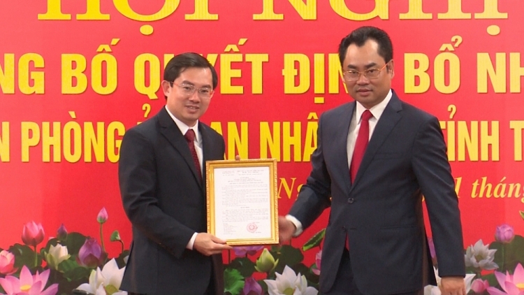 Ông Nguyễn Thành Minh nhận quyết định bổ nhiệm (Ảnh: Báo Thái Nguyên)