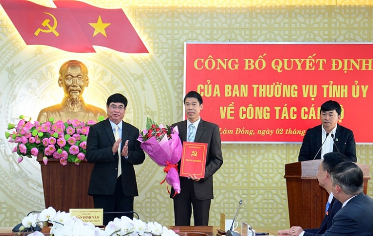 Ông Nguyễn Thành Cơ nhận quyết định bổ nhiệm (Ảnh: Báo Lâm Đồng) Ông Nguyễn Thành Cơ nhận quyết định bổ nhiệm (Ảnh: Báo Lâm Đồng)