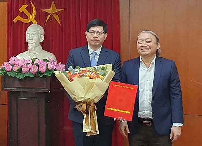 PGS, TS. Nguyễn Đức Luận nhận quyết định bổ nhiệm (Ảnh: TPO) PGS, TS. Nguyễn Đức Luận nhận quyết định bổ nhiệm (Ảnh: TPO)