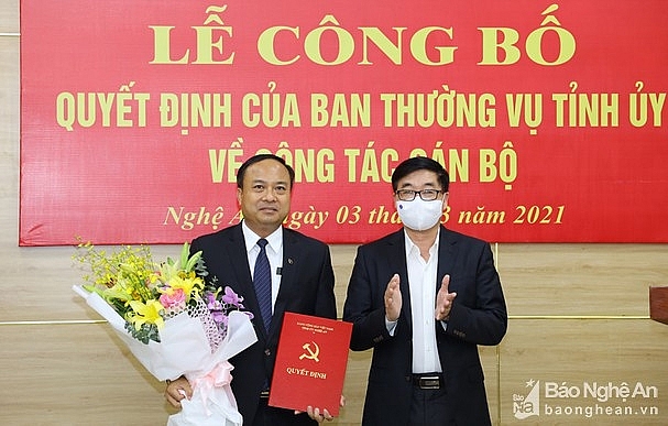 Ông Nguyễn Viết Hưng nhận quyết định Ông Nguyễn Viết Hưng nhận quyết định
