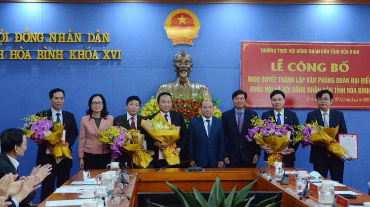 Lãnh đạo Văn phòng Quốc hội, Đoàn ĐBQH tỉnh và HĐND tỉnh chúc mừng các cán bộ được bổ nhiệm (Ảnh: Báo Hòa Bình) Lãnh đạo Văn phòng Quốc hội, Đoàn ĐBQH tỉnh và HĐND tỉnh chúc mừng các cán bộ được bổ nhiệm (Ảnh: Báo Hòa Bình)