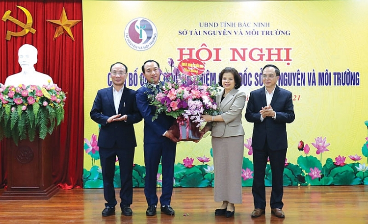 Chủ tịch UBND tỉnh Nguyễn Hương Giang chúc mừng ông (Ảnh: Báo Bắc Ninh) Chủ tịch UBND tỉnh Nguyễn Hương Giang chúc mừng ông (Ảnh: Báo Bắc Ninh)