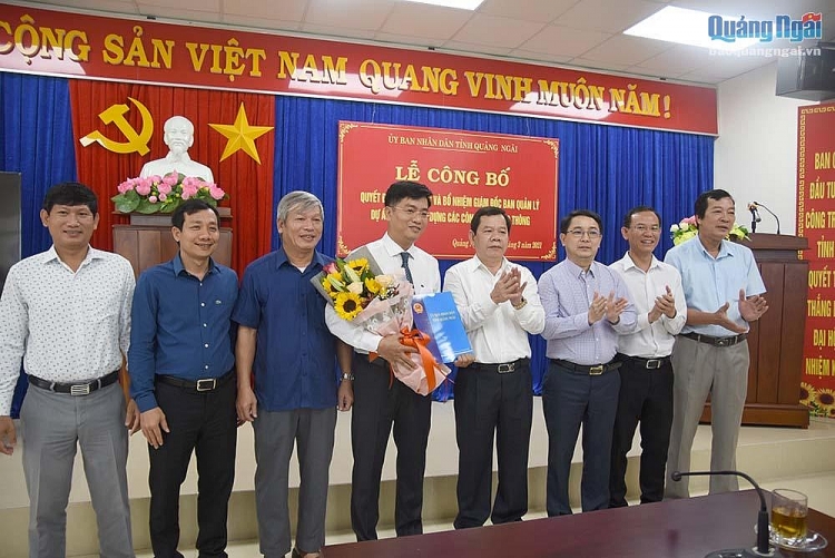 Chủ tịch UBND tỉnh Đặng Văn Minh trao quyết định cho ông Đỗ Tâm Hiển (Ảnh: Báo Quảng Ngãi) Chủ tịch UBND tỉnh Đặng Văn Minh trao quyết định cho ông Đỗ Tâm Hiển (Ảnh: Báo Quảng Ngãi)