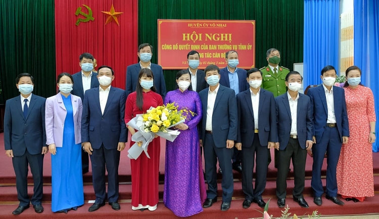Bà Hà Thị Bích Hồng nhận quyết định (Ảnh: Báo Thái Nguyên) Bà Hà Thị Bích Hồng nhận quyết định (Ảnh: Báo Thái Nguyên)