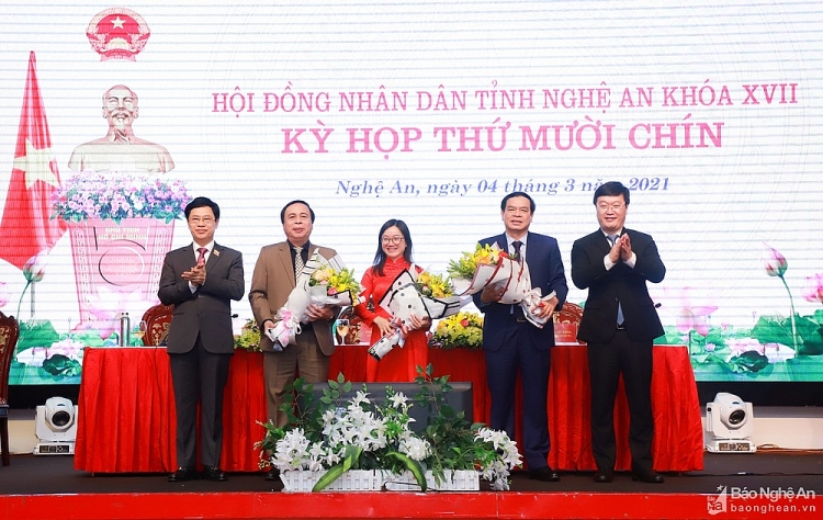Lãnh đạo HĐND, UBND tỉnh Nghệ An chúc mừng các cán bộ (Ảnh: Thành Duy_ Lãnh đạo HĐND, UBND tỉnh Nghệ An chúc mừng các cán bộ (Ảnh: Thành Duy_