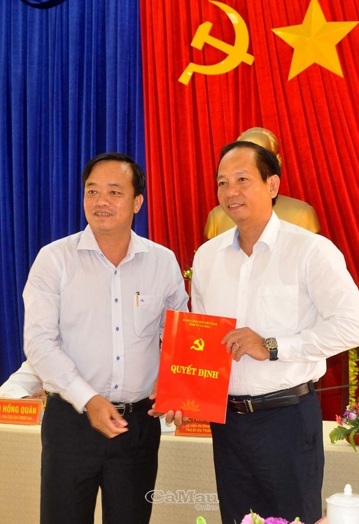 Ông Nguyễn Chí Thiện nhận quyết định (Ảnh: Báo Cà Mau) Ông Nguyễn Chí Thiện nhận quyết định (Ảnh: Báo Cà Mau)