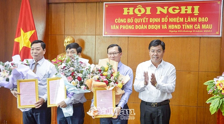 Bí thư Tỉnh uỷ, Chủ tịch HĐND tỉnh Nguyễn Tiến Hải trao quyết định cho các cán bộ Bí thư Tỉnh uỷ, Chủ tịch HĐND tỉnh Nguyễn Tiến Hải trao quyết định cho các cán bộ