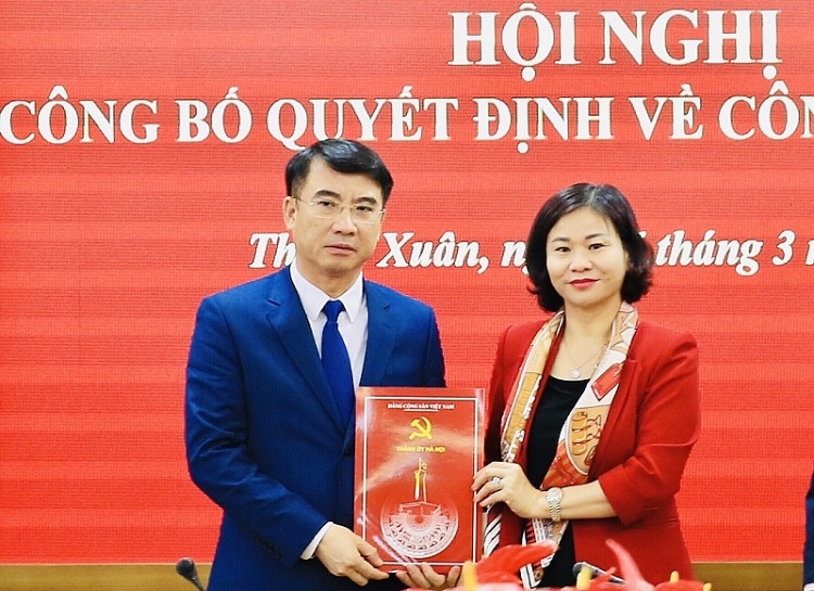 Phó Bí thư Thường trực Thành ủy Nguyễn Thị Tuyến trao quyết định cho ông Nguyễn Xuân Lưu (Ảnh: Kinh tế&đô thị) Phó Bí thư Thường trực Thành ủy Nguyễn Thị Tuyến trao quyết định cho ông Nguyễn Xuân Lưu (Ảnh: Kinh tế&đô thị)