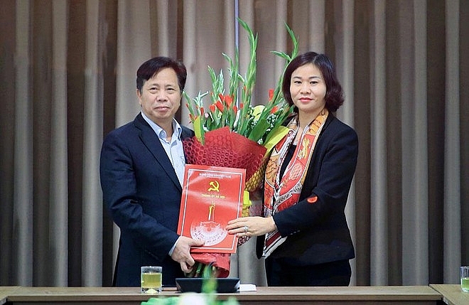 Ông Phùng Văn Dũng nhận quyết định (Ảnh: ANTĐ) Ông Phùng Văn Dũng nhận quyết định (Ảnh: ANTĐ)