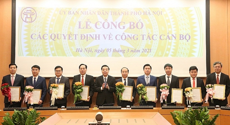 Chủ tịch UBND TP. Hà Nội Chu Ngọc Anh trao quyết định cho các cán bộ (Ảnh: Kinh tế&đô thị) Chủ tịch UBND TP. Hà Nội Chu Ngọc Anh trao quyết định cho các cán bộ (Ảnh: Kinh tế&đô thị)
