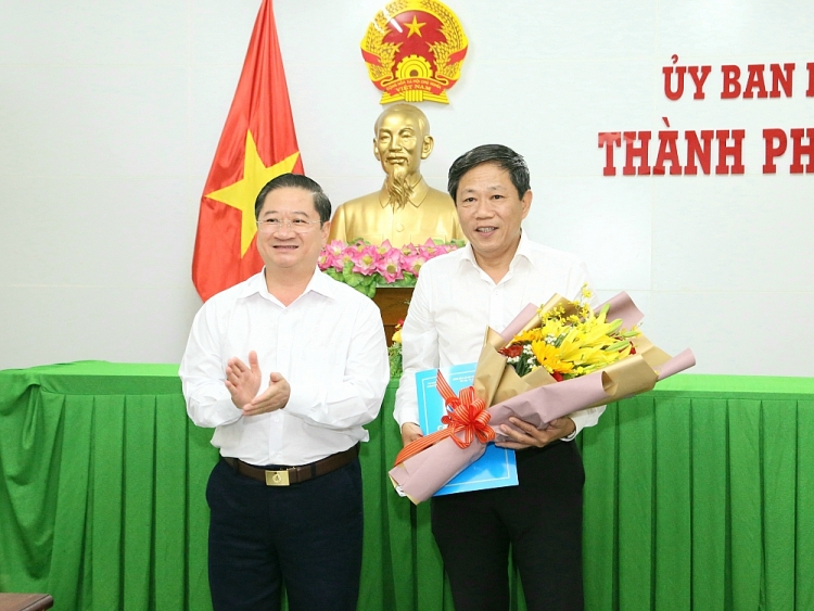 Ông Trần Việt Trường - Phó Bí thư Thành ủy, Chủ tịch UBND TP. Cần Thơ trao quyết định cho ông Nguyễn Văn Vinh (Ảnh: GĐVN) Ông Trần Việt Trường - Phó Bí thư Thành ủy, Chủ tịch UBND TP. Cần Thơ trao quyết định cho ông Nguyễn Văn Vinh (Ảnh: GĐVN)