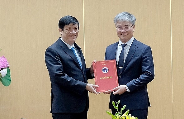 Bộ trưởng Bộ Y tế Nguyễn Thanh Long trao quyết định và chúc mừng ông Trần Tuấn Linh Bộ trưởng Bộ Y tế Nguyễn Thanh Long trao quyết định và chúc mừng ông Trần Tuấn Linh