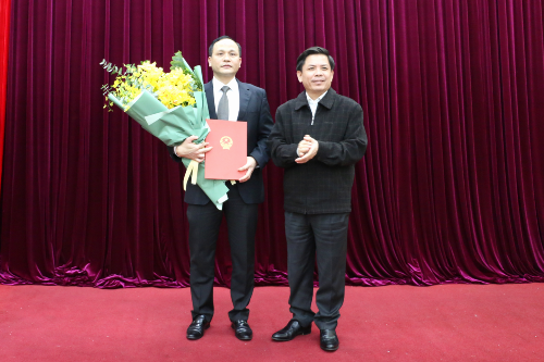Bộ trưởng Nguyễn Văn Thể (phải) trao quyết định cho ông Nguyễn Hữu Thanh Bộ trưởng Nguyễn Văn Thể (phải) trao quyết định cho ông Nguyễn Hữu Thanh